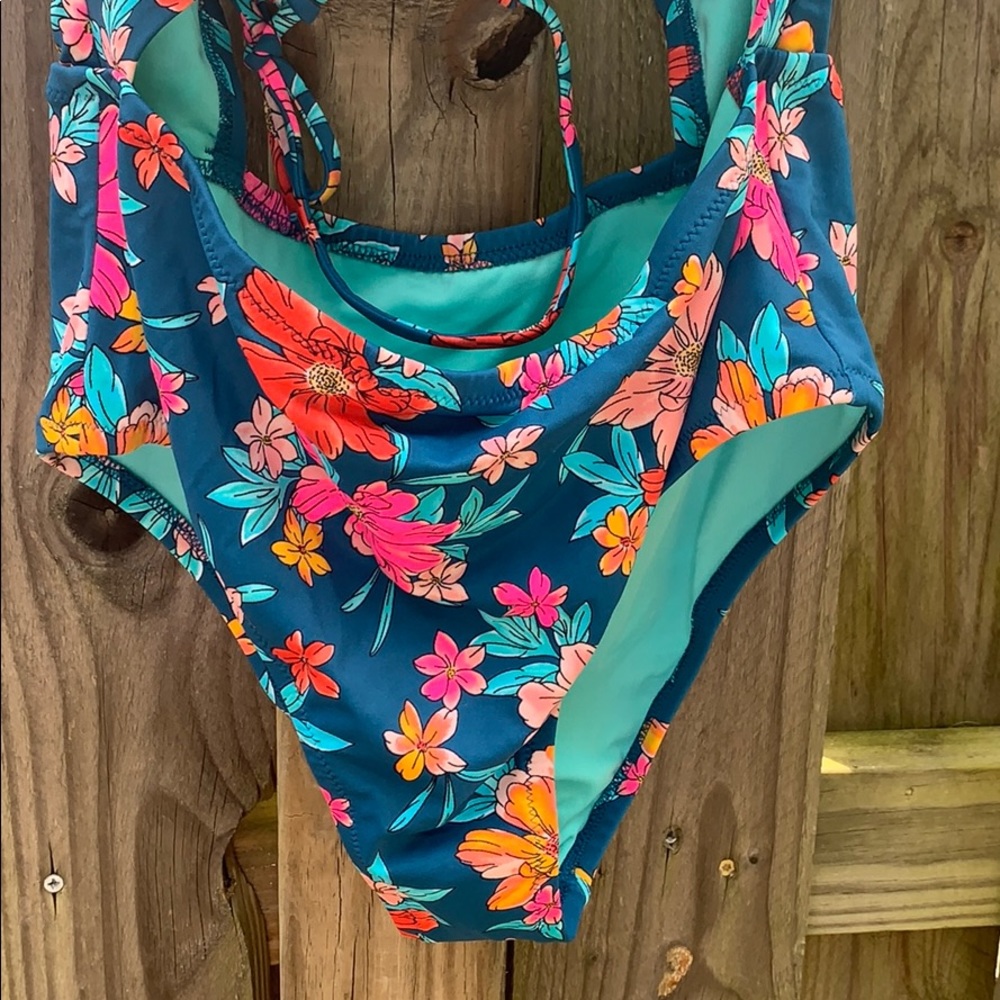 Bathing Suit - Picture 6 of 11